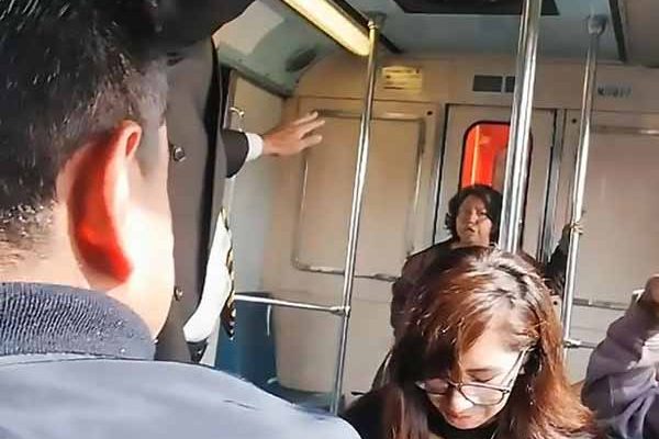 Vidéo: Une femme se fait exorciser dans le métro à Mexico